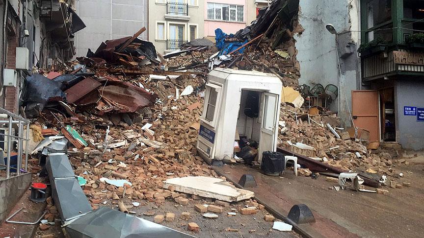 Beyoğlu'nda iki bina çöktü