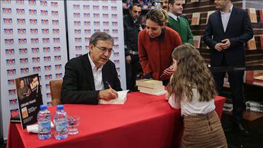 Yazar Orhan Pamuk  son kitabını imzaladı