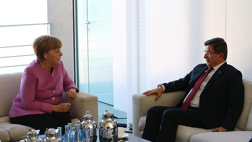 Başbakan Davutoğlu Almanya Başbakanı Merkel ile telefonda görüştü
