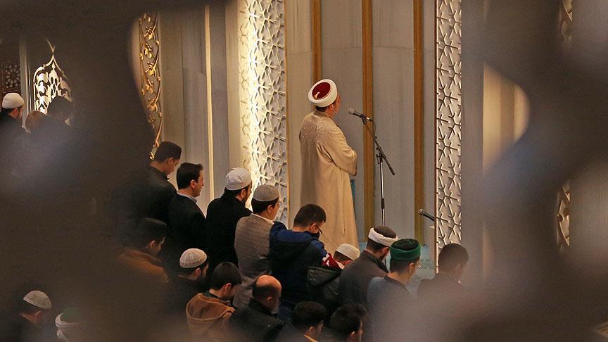 Görmez sabah namazını gençlerle kıldı