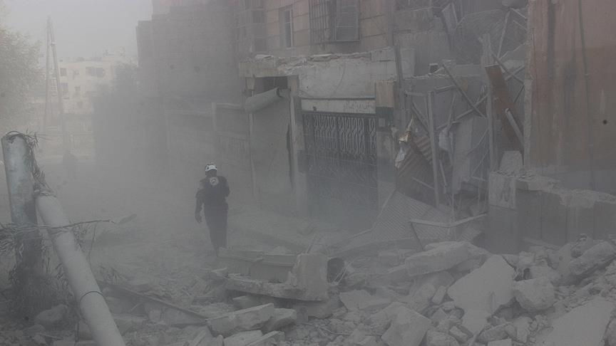 Rus uçakları Halep'te yerleşim yerini vurdu: 10 ölü