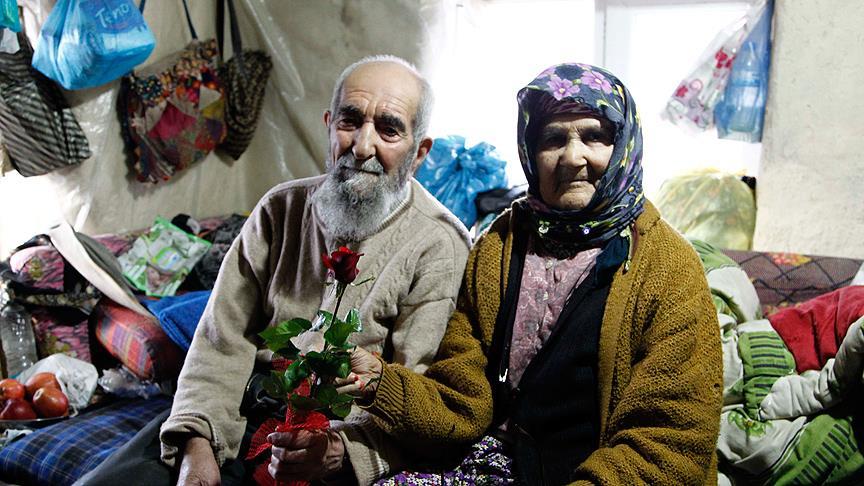 77 yıl sonra kavuştuğu eşini baş tacı ediyor