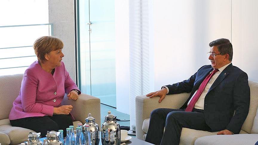 Merkel offers support to Turkey on refugees