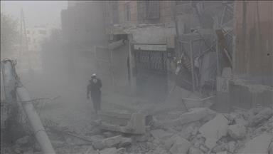 Rus uçakları Halep'te yerleşim yerini vurdu: 10 ölü