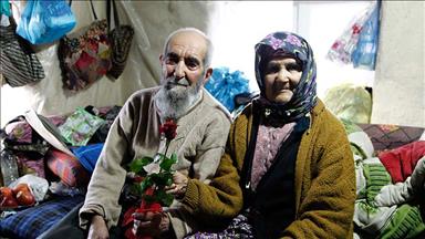 77 yıl sonra kavuştuğu eşini baş tacı ediyor