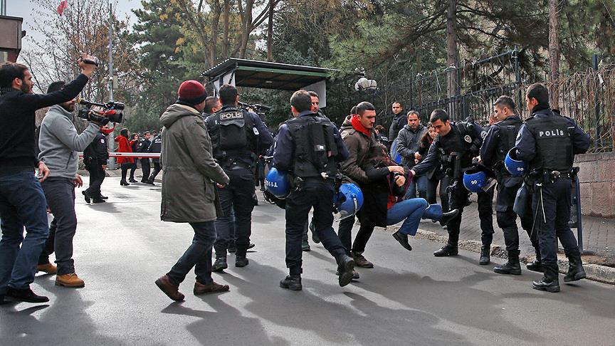 Ankara Üniversitesine zorla girmeye çalışan 11 kişi gözaltına alındı