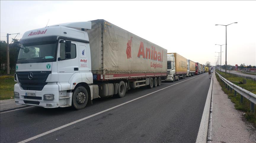 На турецко-болгарской границе образовалась 5-километровая пробка из фур