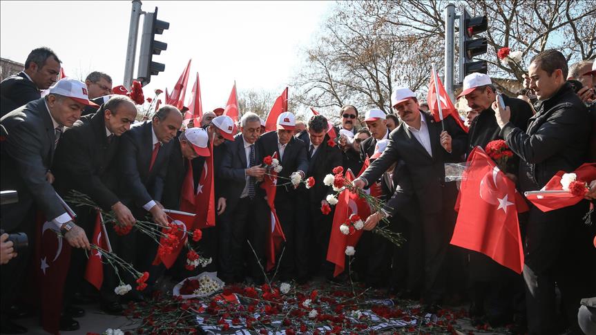 Turkish NGOs lay flowers at site of Ankara blast