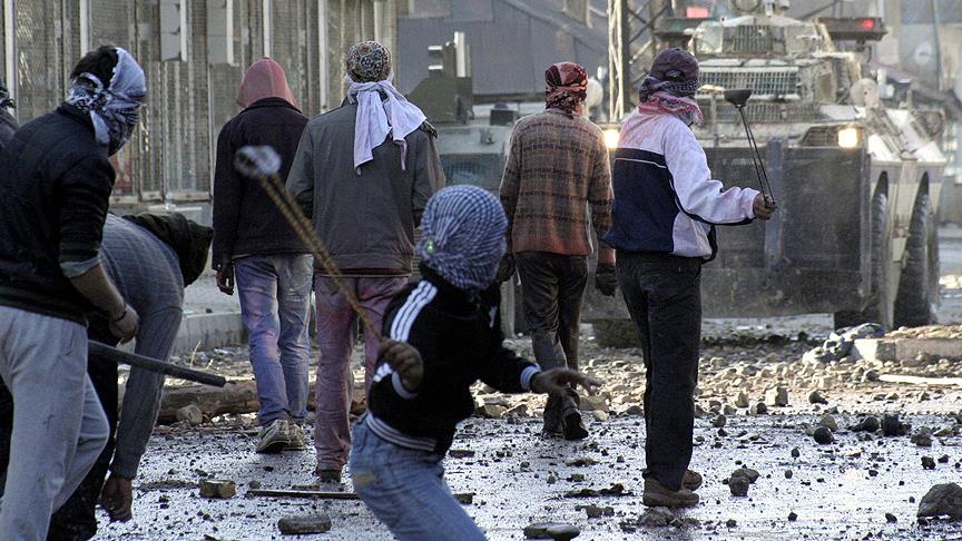 Yüzünü kapatıp polise taş atana 8,5 yıl hapis