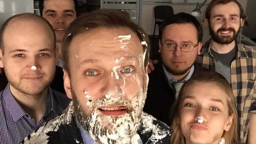 Навального забросали тортами