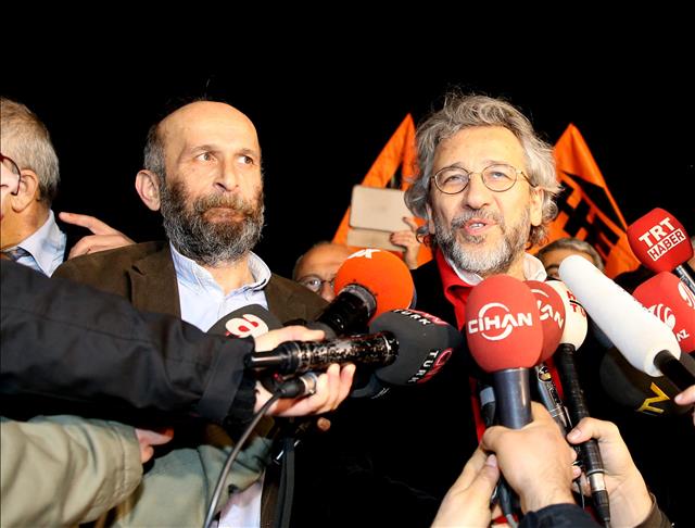 Turquie: Libération des journalistes Can Dundar et Erdem Gul