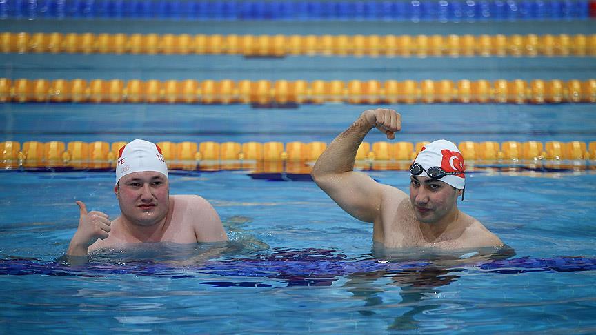 Yüzücü kardeşlerin havuz rekabeti