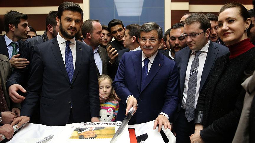 Başbakan Davutoğlu'nu duygulandıran doğum günü sürprizi