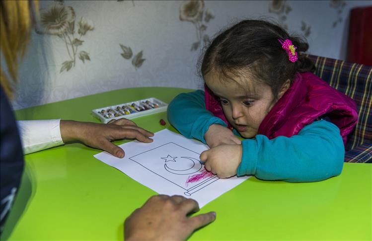 Iris dépasse son autisme grâce à la peinture