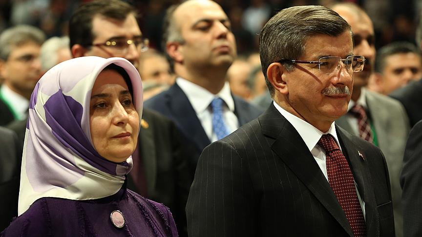 Başbakan Davutoğlu ve eşi Sezen Aksu'ya taziyelerini iletti