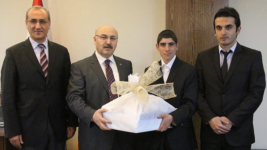 Davutoğlu'nun hediyesi Bingöllü çocuğa ulaştırıldı