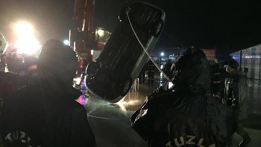 Tuzla'da bir araç denize düştü