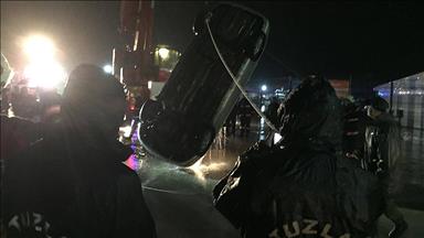 Tuzla'da bir araç denize düştü