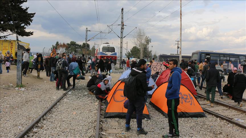 Refugees stuck at Macedonia border exceed 10,000