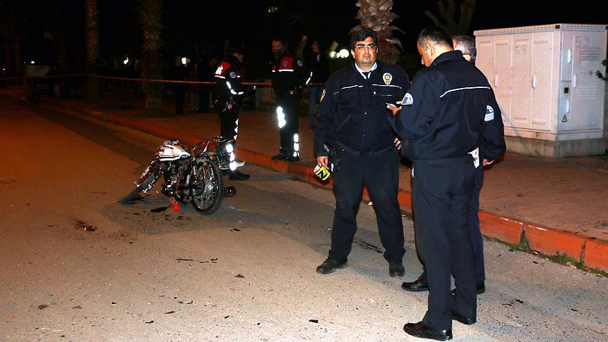 Motosiklet polis aracına çarptı: 1 ölü, 2 yaralı