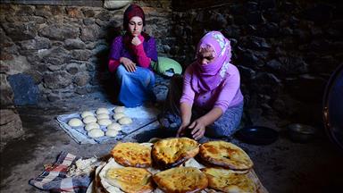 Köylü kadınların mesaisi yoğun geçiyor
