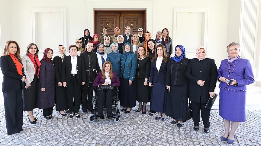 Sare Davutoğlu AK Partili kadın milletvekilleriyle bir araya geldi