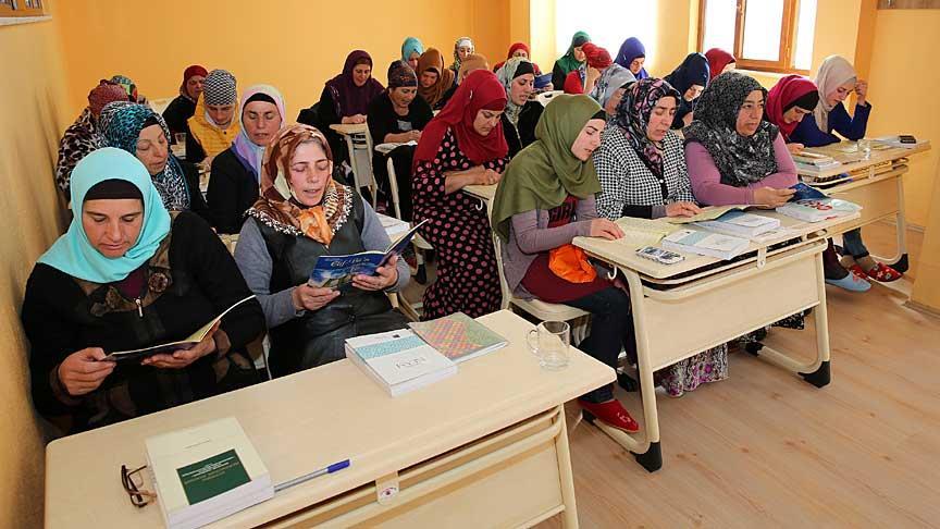 Женщины из семей турок-ахыска изучают Коран в Турции 