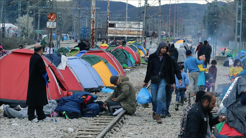 Thousands see chance of crossing Greek border evaporate