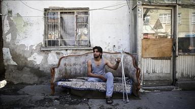 Rus füzesiyle kopan bacağının yerine protez bekliyor