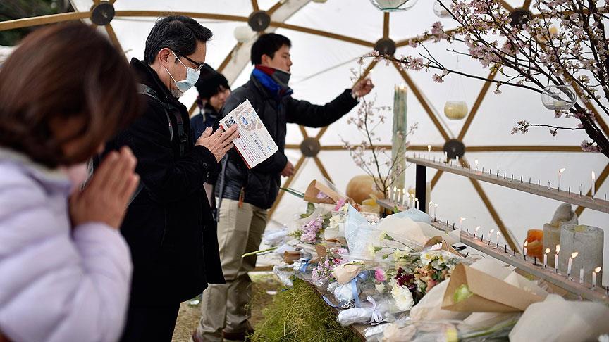 Japonya tsunami faciasının kurbanlarını anıyor