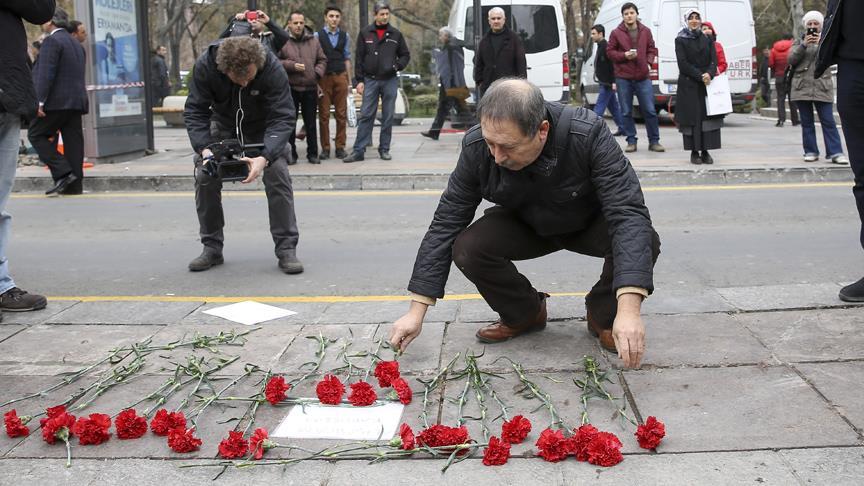 Ankara'da terör saldırısının yaşandığı yere vatandaşlardan karanfil