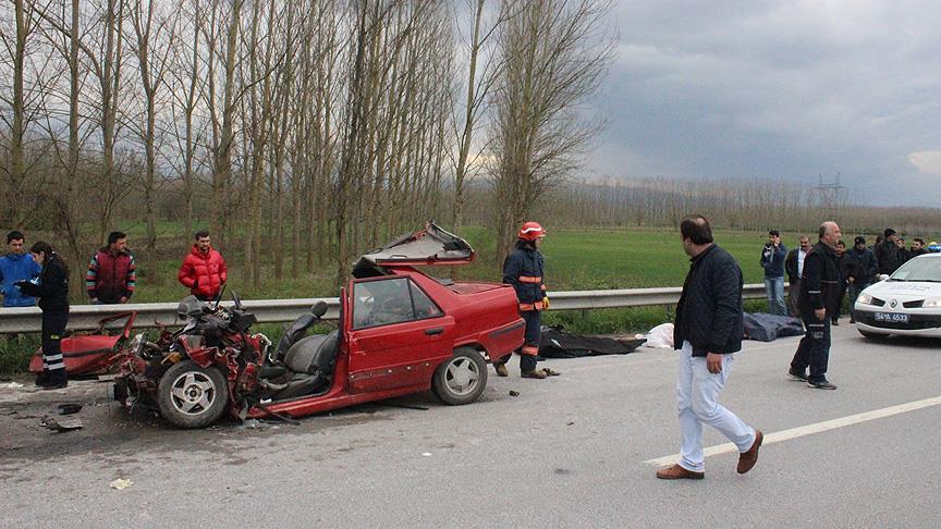 Sakarya'da otomobil tıra çarptı: 4 ölü, 1 yaralı