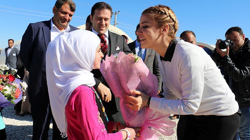 Şarkıcı Gülben Ergen çadır kenti ziyaret etti