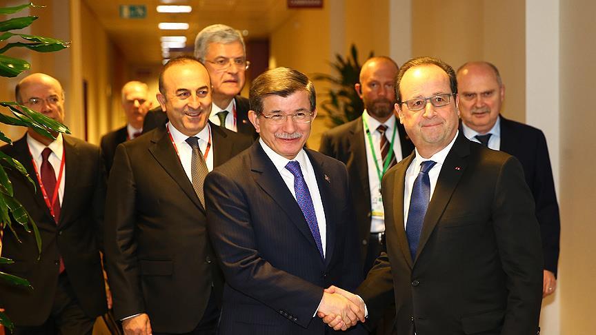 Başbakan Davutoğlu Brüksel'de Hollande ile görüştü