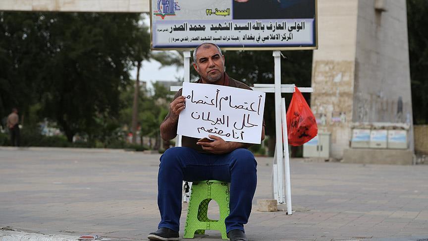 Житель Багдада проводит одиночную-акцию протеста против разгула коррупции в стране