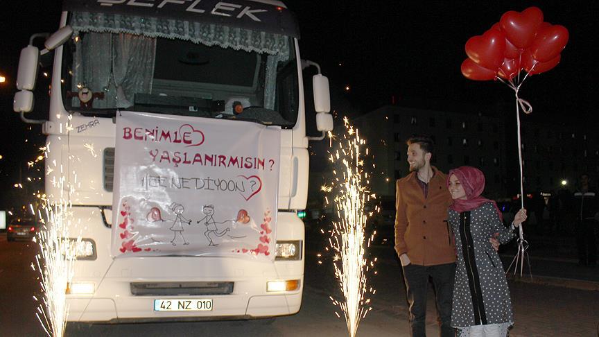Nakliyeci gençten sürpriz evlenme teklifi
