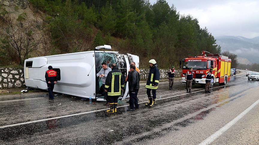 Isparta'da otobüs devrildi: 31 yaralı