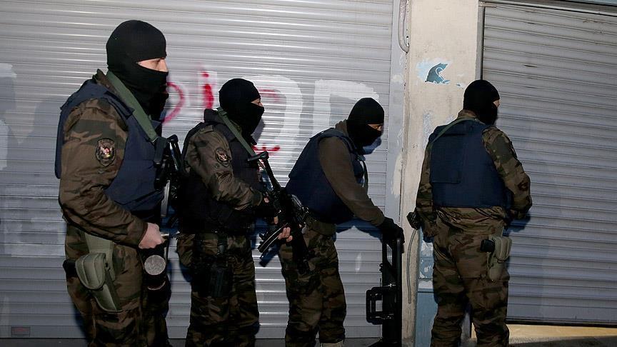 Küçükçekmece'de helikopter destekli operasyon