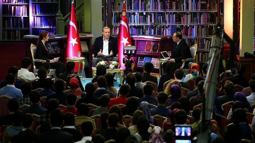 Президент Турции провел встречу с представителями молодежи 