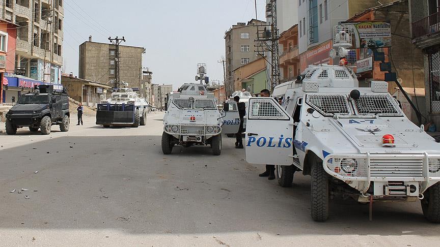 Yüksekova'da emniyet müdürlüğü ve öğretmenevine saldırı