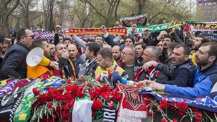  Tribünlerin tüm renkleri teröre karşı bir araya geldi