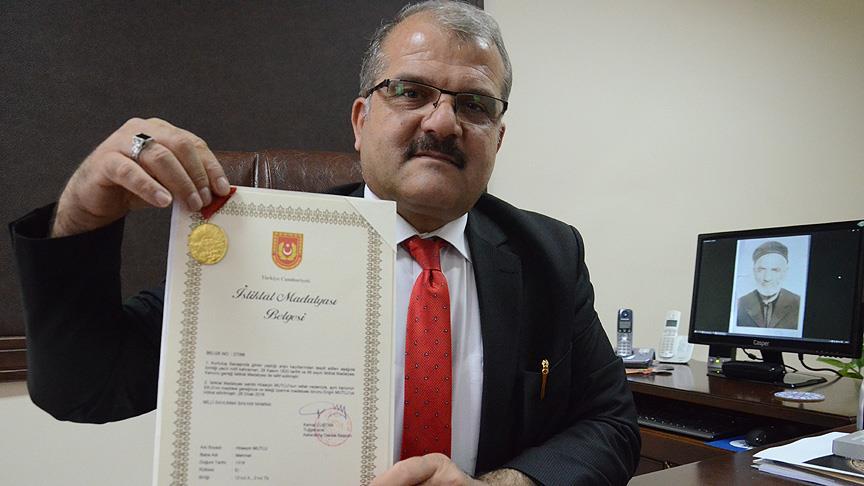 Dedesinin İstiklal Madalyasını torunu aldı