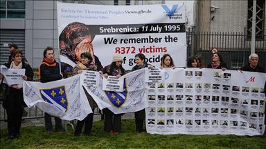 Bosnalı kurban yakınlarından Karadzic protestosu