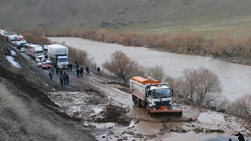 Ağrı'da heyelan yolun kapanmasına neden oldu