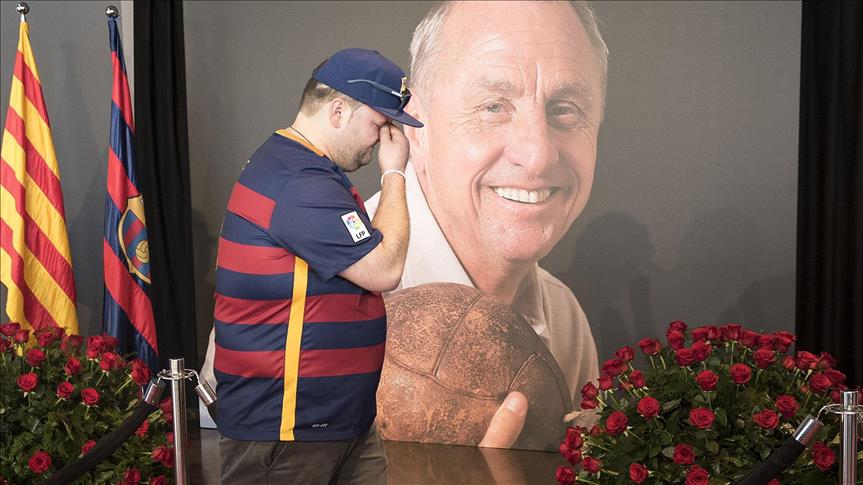 الآلاف يكرمون الأسطورة الهولندية "كرويف" بملعب "كامب نو" في برشلونة