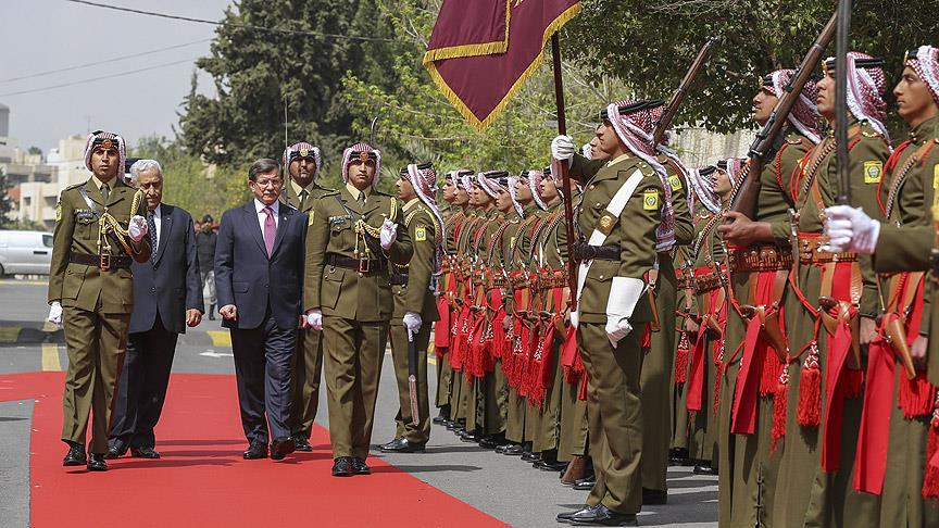 Başbakan Davutoğlu Ürdün'de törenle karşılandı