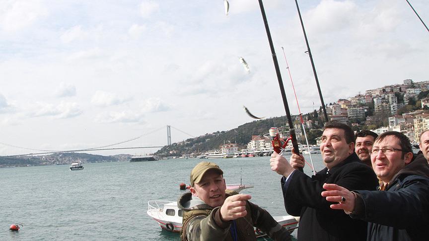 "Görme engelliler" boğazda balık tutma keyfini tattı