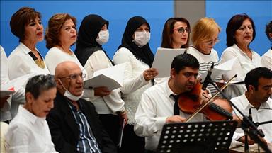 Kanser hastalarından oluşan koro hastanede konser verdi