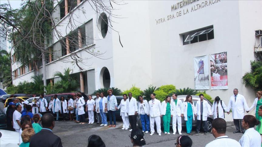 Dominican doctors form human chain to force demands 