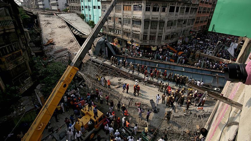 در اثر فروریختن پلی در هندوستان 10 نفر جان باختند